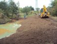 Terénní úpravy přírodního jezírka jsou již hotovy