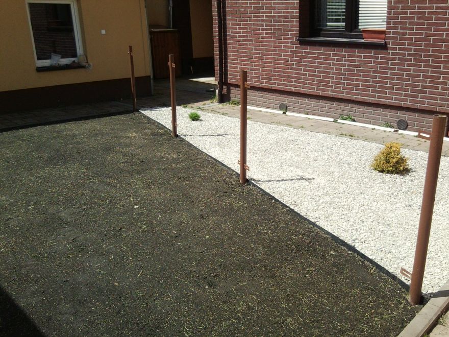 Nyní již zbývá jen naistalovat plotové plaňky