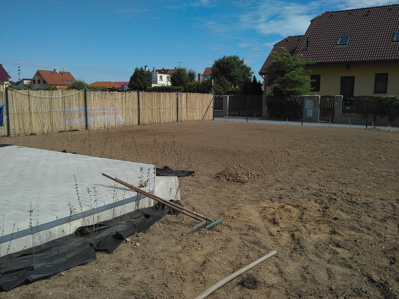 Nezbytný výhrab a pohled na založený záhon lemující terasu