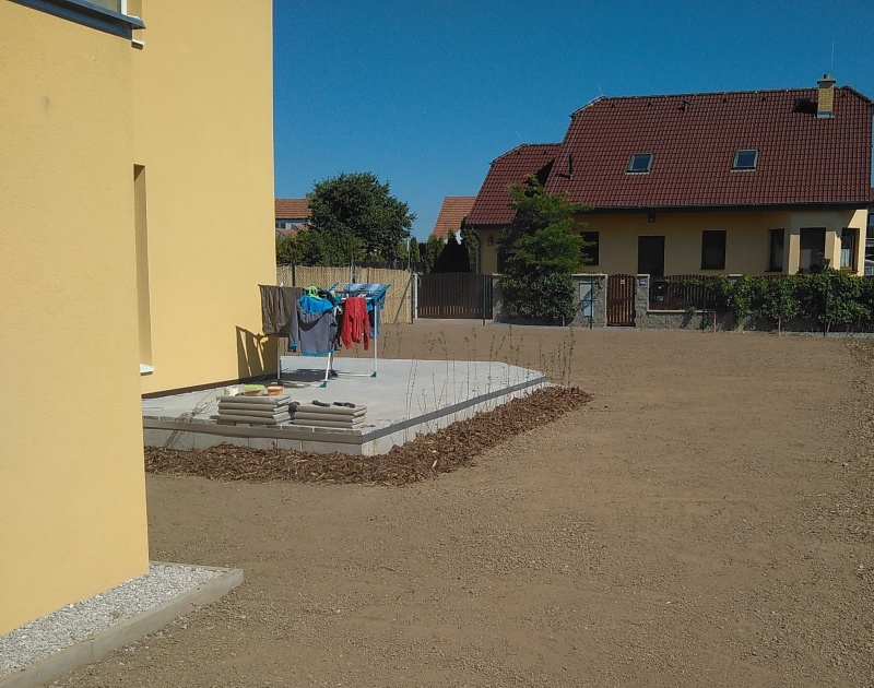 Pohled na již osetý pozemek a zamulčovaný záhon osázený ptačím zobem
